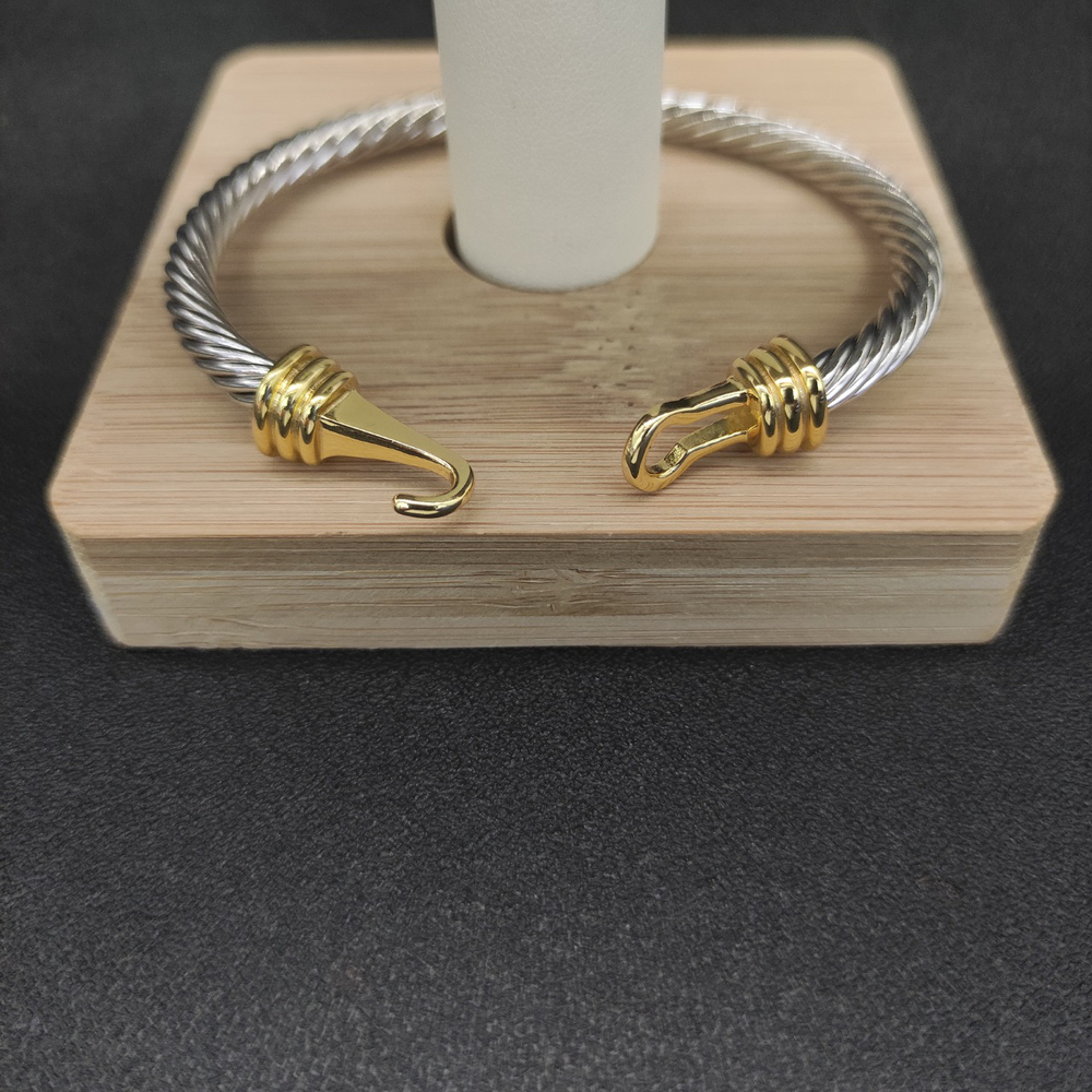 David Yurman 5mm gold hook bracelet - Picture 9 of 9